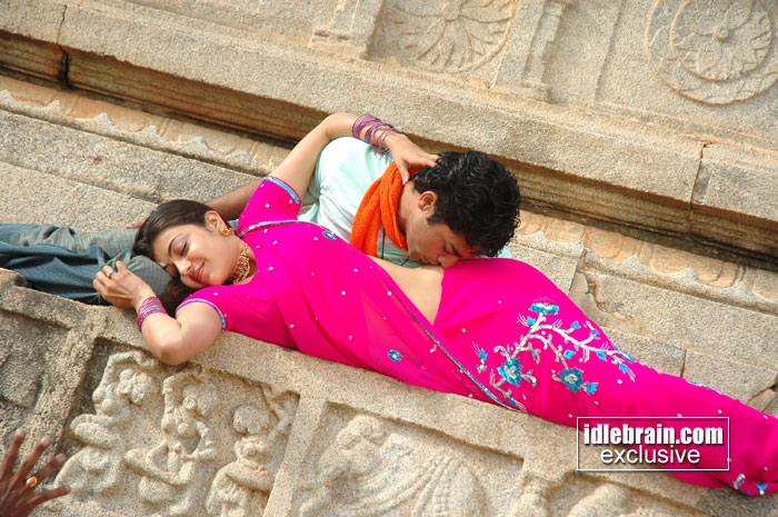 tamil cinema foto: Kajal Agarwal navel kiss!!!! Hot pics / Kajal