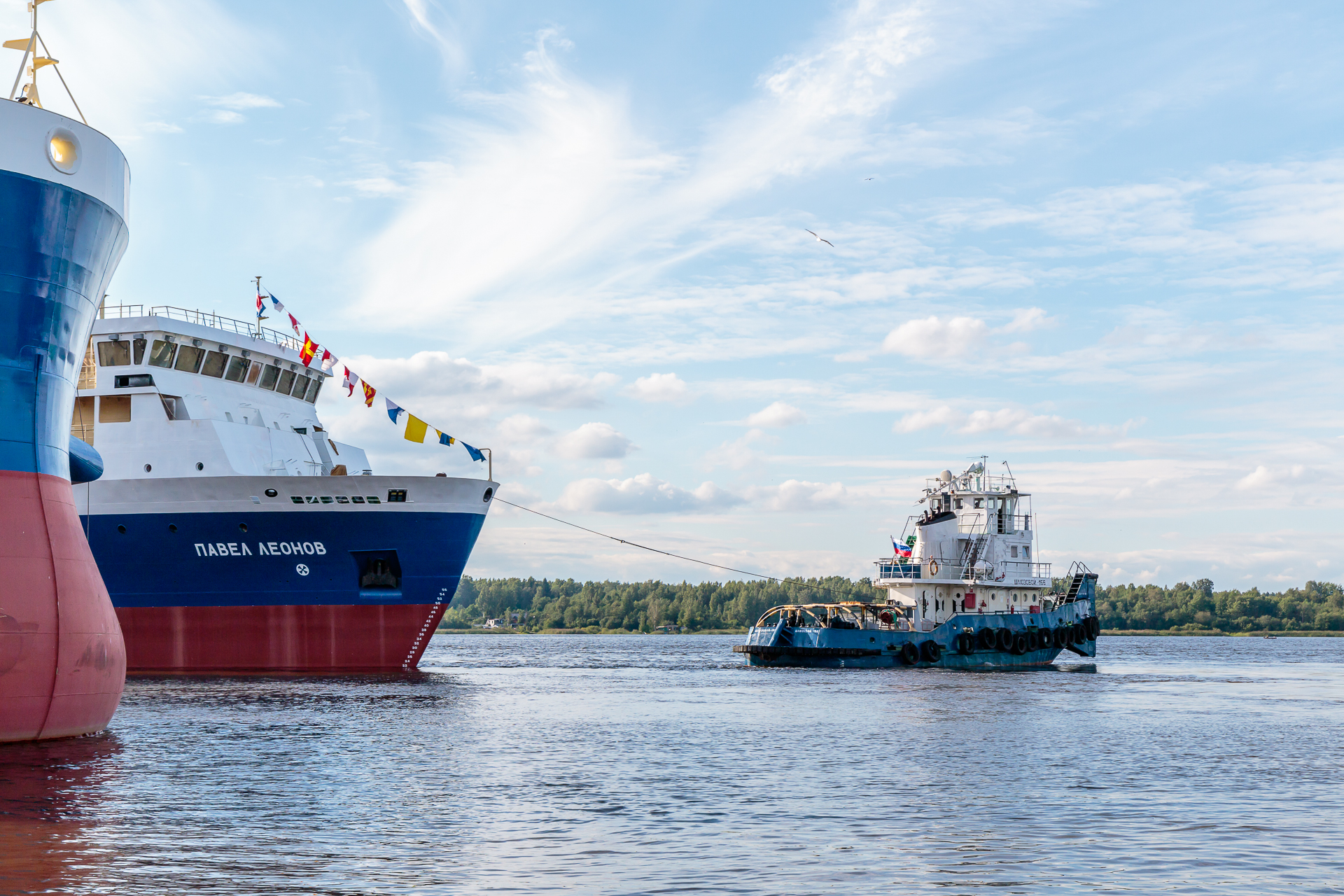Шлюзовой-156 участвует в буксировке судна "Павел Леонов" к достроечной пристани