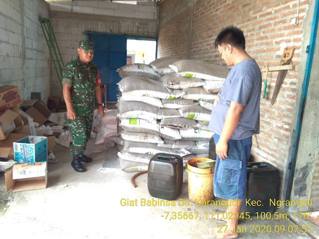 Babinsa Koramil Ngrampal Cek Ketersediaan Pupuk di Kios Pertanian Babinsa Koramil Ngrampal Cek Ketersediaan Pupuk di Kios Pertanian