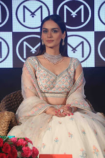 Model Manushi Chhillar  Hip  Show In White Lehenga Choli (2)