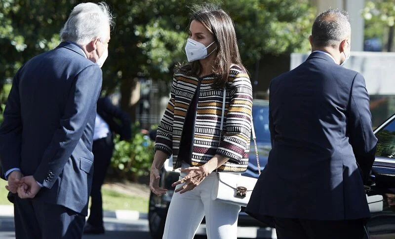 Queen Letizia wore a print jacket and sweater and pumps from Uterqüe, and white trousers from Massimo Dutti. Furla handbags, shoulder bag