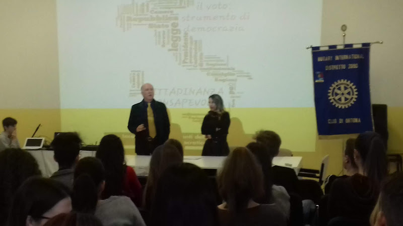 Il Rotary Club di Ortona incontra gli allievi del Liceo Classico. Interviste.