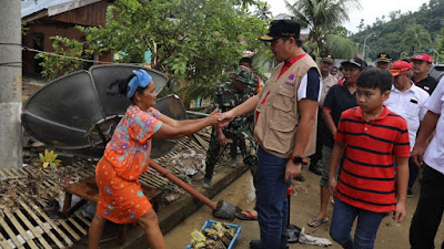 Tinjau Lokasi Banjir Bandang di Bolmut, Wagub Kandouw: Rumah Rusak Berat Kita Bangun Baru