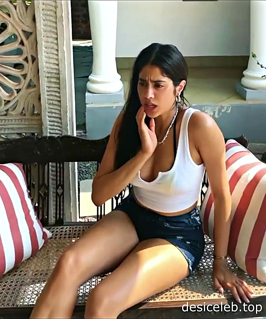 Janhvi Kapoor Cleavage,Janhvi Kapoor deep cleavage, Janhvi Kapoor boobs, Janhvi Kapoor in vacation, Janhvi Kapoor sexy stills