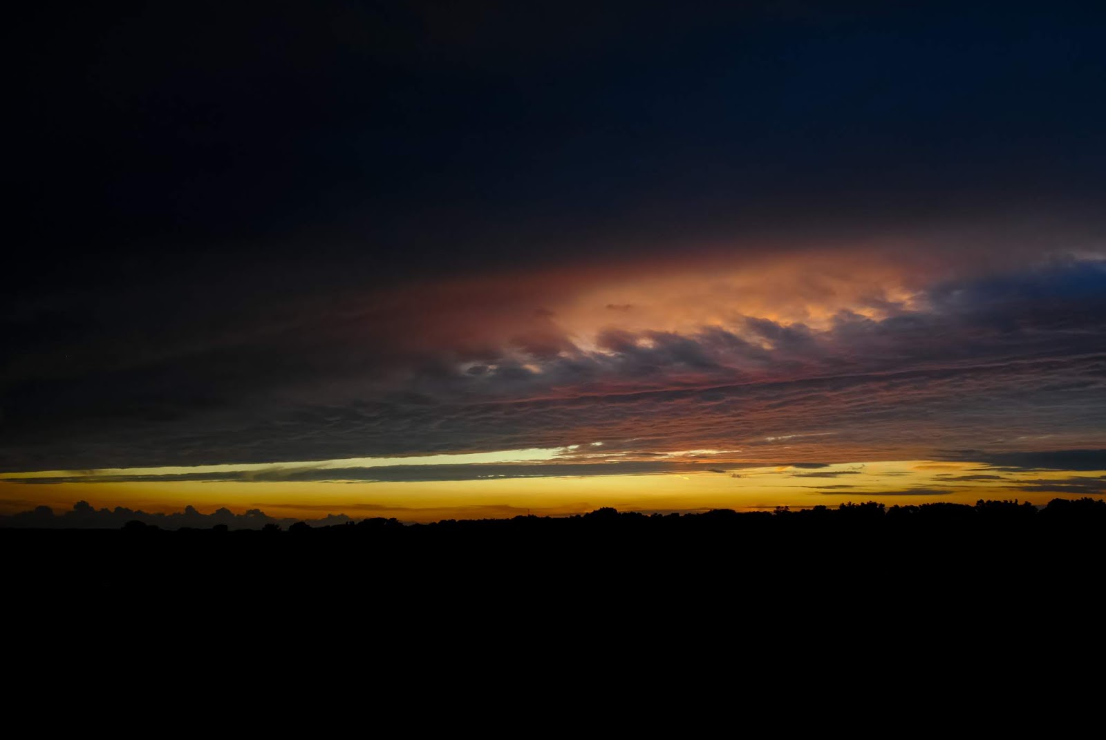 Summer sunset. The sounds of nature дыхание моря. Закат коричневого цвета. Золотое море. Морской закат.