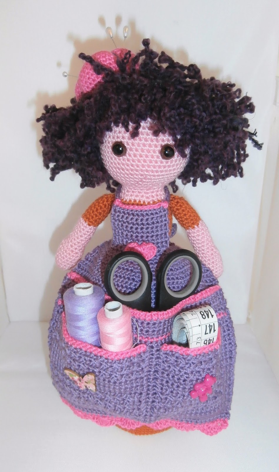 muñeca costurera a crochet