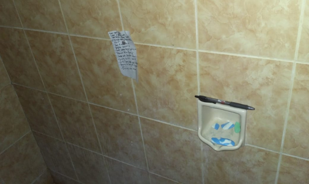 menulis di wc
