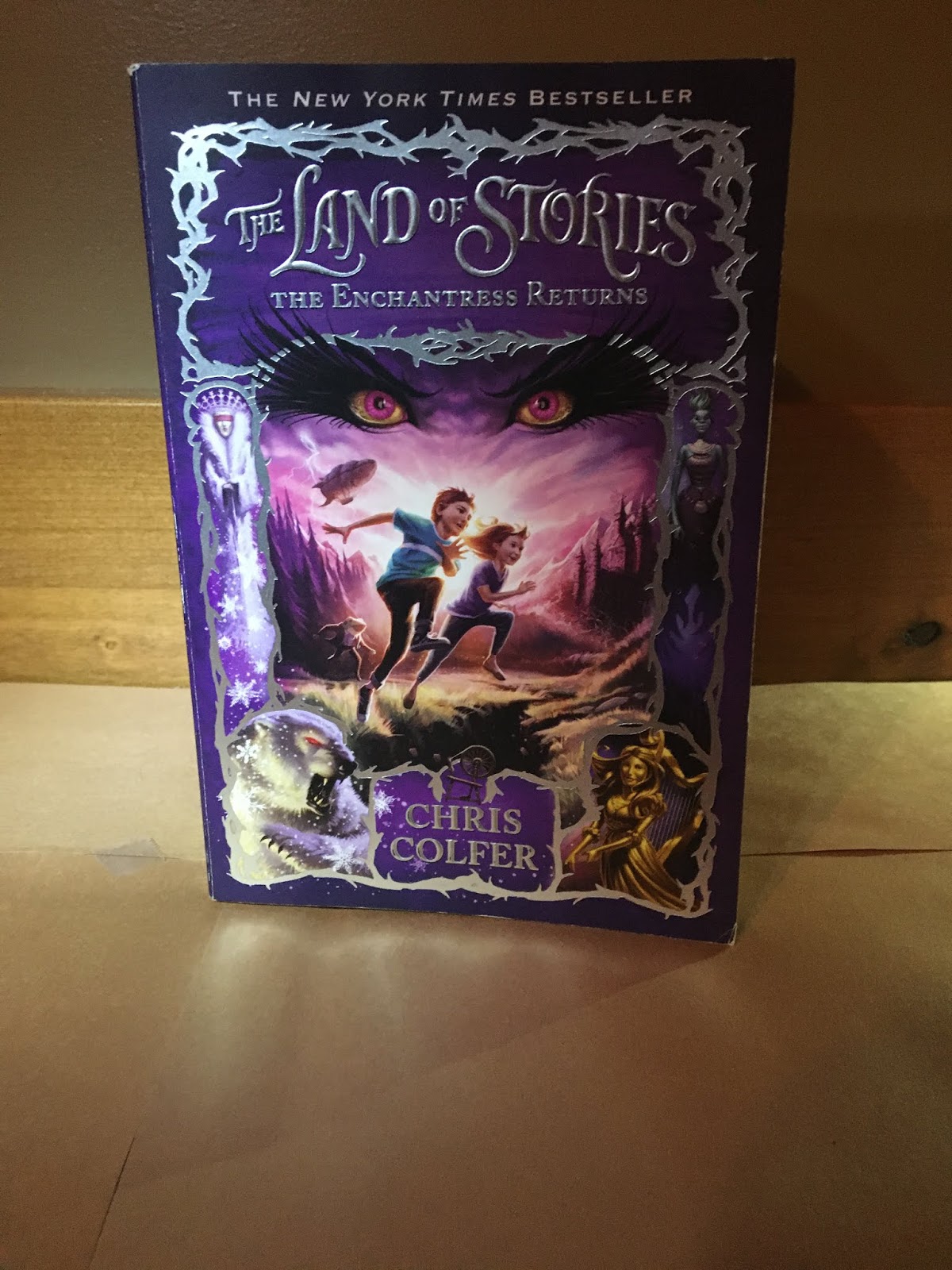 Download The Enchantress Returns (The Land Of Stories, #2) Background