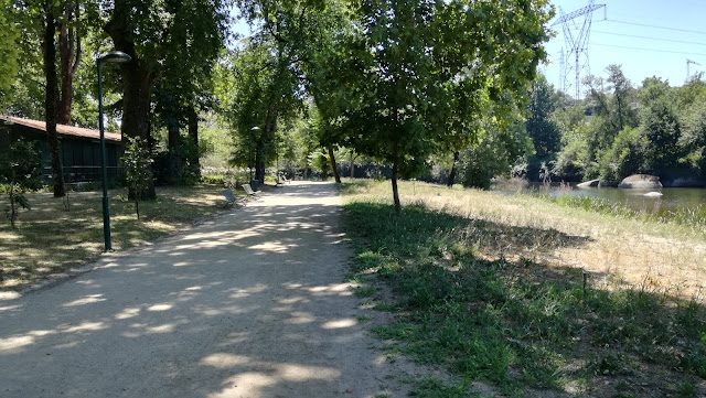 Zonas pedonais no Parque das Taipas  junto a praia fluvial