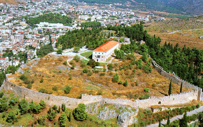 ΤΟ ΚΑΣΤΡΟ ΕΙΝΑΙ ΧΤΙΣΜΕΝΟ ΠΑΝΩ ΑΠΟ ΤΟ ΝΑΟ ΤΗΣ ΧΘΟΝΙΑΣ ΔΗΜΗΤΡΑΣ  