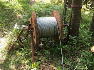 700 kg težka jeklenica na stojalu