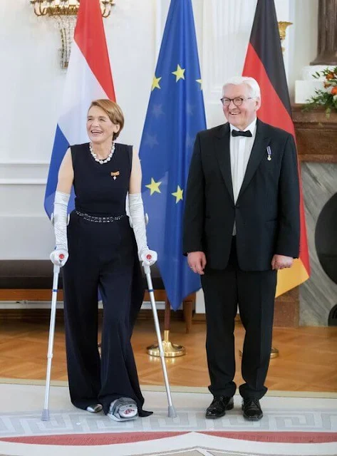 Queen Maxima wore an embroidered gown by Jan Taminiau, and gold leather sandals by Gianvito Rossi. Begum Khan evening bag. Stuart Tiara