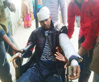 भोजपुर में छात्रा से छेड़खानी के बाद इंटर परीक्षार्थी की बीच सड़क पर पिटाई, फायरिंग के बाद रोड जाम भोजपुर में छात्रा से छेड़खानी के बाद इंटर परीक्षार्थी की बीच सड़क पर पिटाई, फायरिंग के बाद रोड जाम