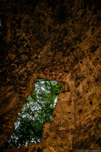 Сочинение про усадьбу рукавишниковых Каменные своды грота с дырами