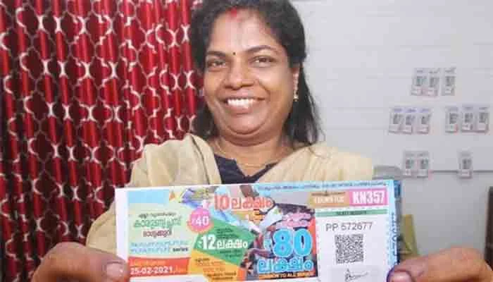 News, Kerala, State, Ernakulam, Kochi, Lottery Seller, Lottery, Ticket, Woman, Selling lottery tickets, 14 years,