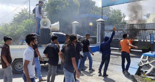 Tolak TKA China, Massa Lempari Imigrasi Kendari Kotoran Sapi Tolak TKA China, Massa Lempari Imigrasi Kendari Kotoran Sapi