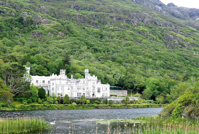 Kylemore abbey, irlanti, luostari, linna, connemara, vuoristo, järvi, kaunis maisema