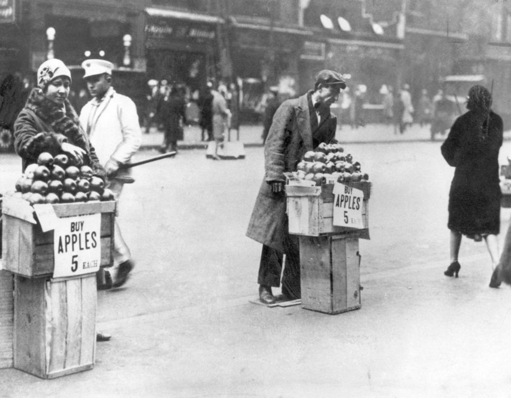 Vintage Photographs of New Yorkers Selling Apples During the Great