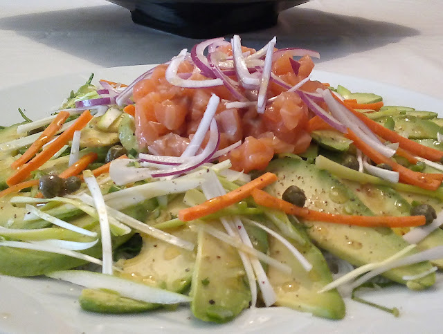 Receta De Tartar De Salmón Con Ensalada De Aguacate Y Encurtidos
