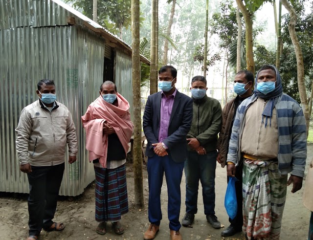 গৌরদাসের পাশে "ইয়াস" নামের একটি সংস্থা এবং স্থানীয় দুই তরুণ