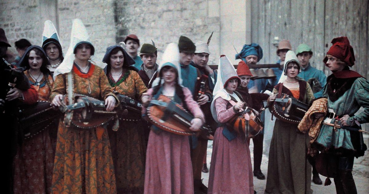 14 Wonderful Photos of French People Don Colorful Costumes at the Joan