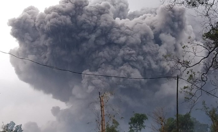Gunung Semeru Luncurkan Awan Panas Sejauh 4,5 Kilometer
