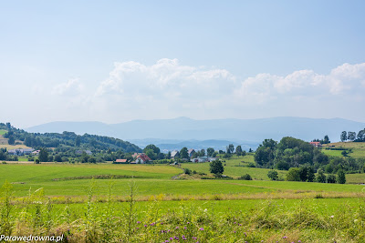 Północny kraniec Jeżowa Sudeckiego na tle Karkonoszy ze Śnieżką