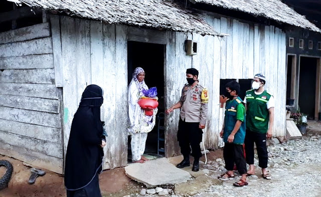 Bantu Fakir Miskin, Polisi Ini Rela Sumbangkan Gaji 2 Bulan Untuk Beli Sapi dan 100 Ayam