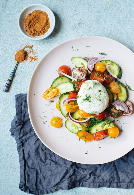 Salat mit Zimtdressing und Burrata