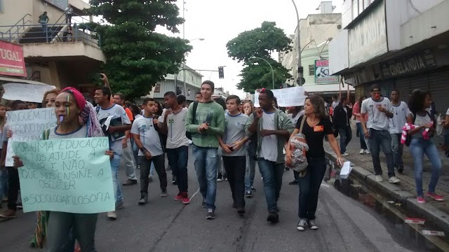 Estudantes do Colégio Estadual Gomes Freire fazem protesto na Penha.