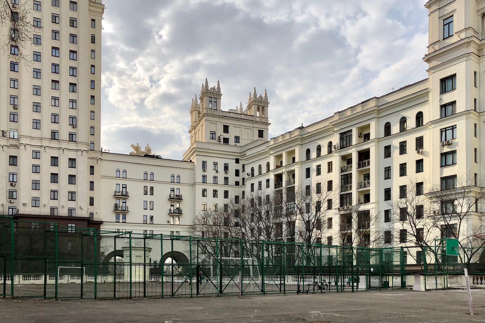 кто жил в доме на котельнической набережной. подъезд дома на котельнической набережной. жилой дом на котельнической набережной дмитрий чечулин. котельническая набережная 1/15. высотка на котельнической набережной внутри.