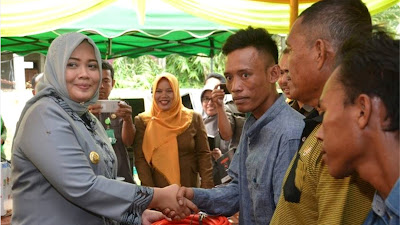 Diserahkan, Bantuan Kepada Kelompok IKM dan UMKM 