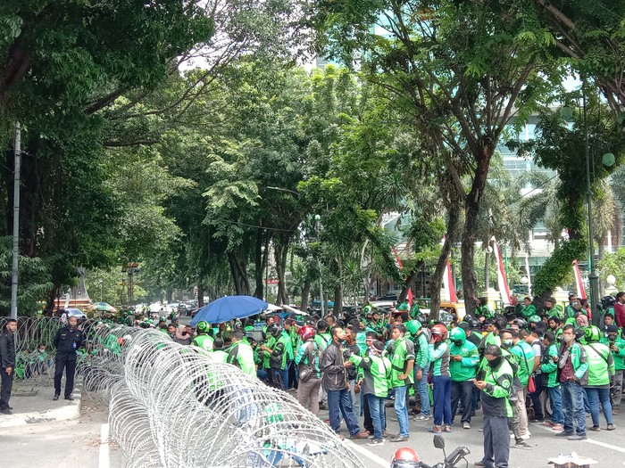 Pengemudi Ojol Demo di Depan DPRD Medan, Arus Lalu Lintas Macet Pengemudi Ojol Demo di Depan DPRD Medan, Arus Lalu Lintas Macet