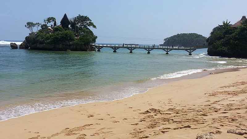 6 Pantai di Malang Yang Ada Penginapannya (Lengkap Dengan Penjelasannya)