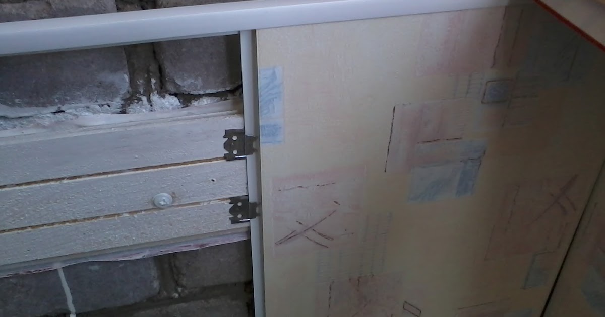 Как крепить панели в ванной к стене. Крепление ПВХ панелей к стене. Крепёж к стене обрешетки для пластиковых панелей. Крепление ПВХ панелей к стене в ванной. Крепление ПВХ панелей саморезами.