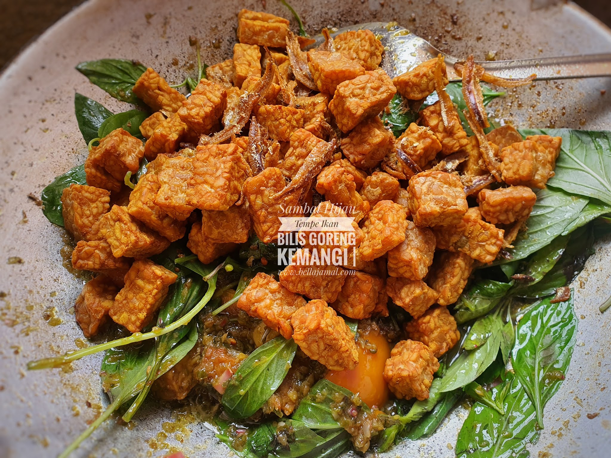 5) Akhir sekali masukkan tempe, ikan bilis yang telah digoreng dan