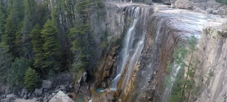 Cascada de Cusárare con agua cayendo