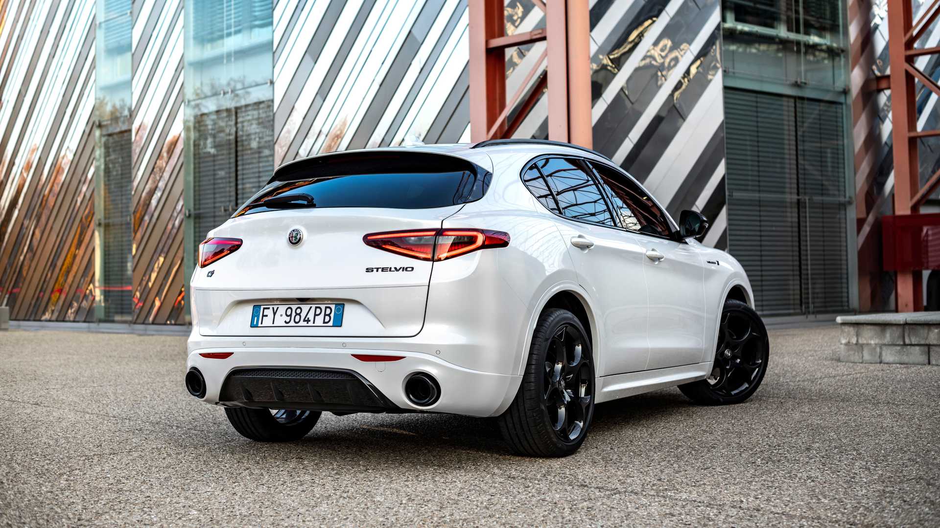 義大利休旅車視覺升級登場─2021 年式 Alfa Romeo Stelvio Veloce Ti SanjiNoir 黑侍樂讀