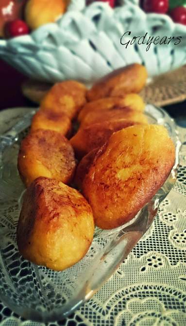 Unnakai are Distinctively shaped dish made of plantain (which forms the outer coating) and filled with sugar, beaten egg, coconut and nuts.