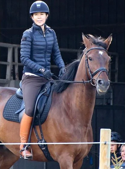 Crown Princess Mary at Gråsten Palace, going out on a horseback ride, you can see Vincent in the bottom corner