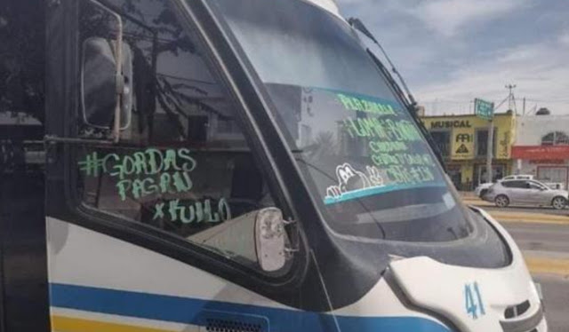 Multan a chofer de autobús por letrero ofensivo “gordas pagan por kilo” Multan a chofer de autobús por letrero ofensivo “gordas pagan por kilo”