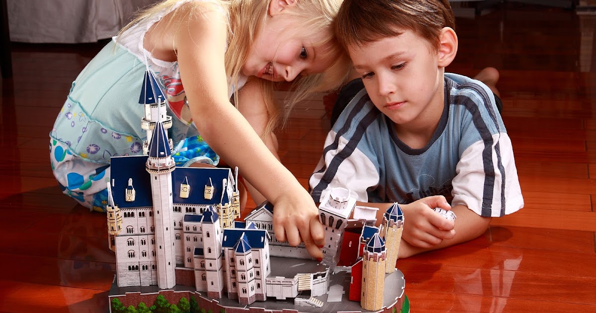 Üç boyutlu oyuncaklarla oynayan çocuklar