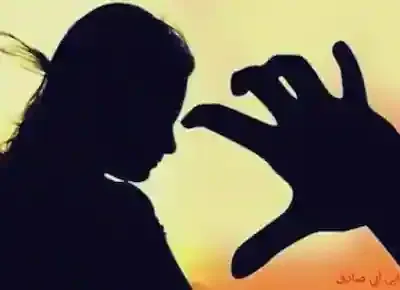 رسم سلويت ظلال ليد رجل يحاول أن يصل لوجه امرأة