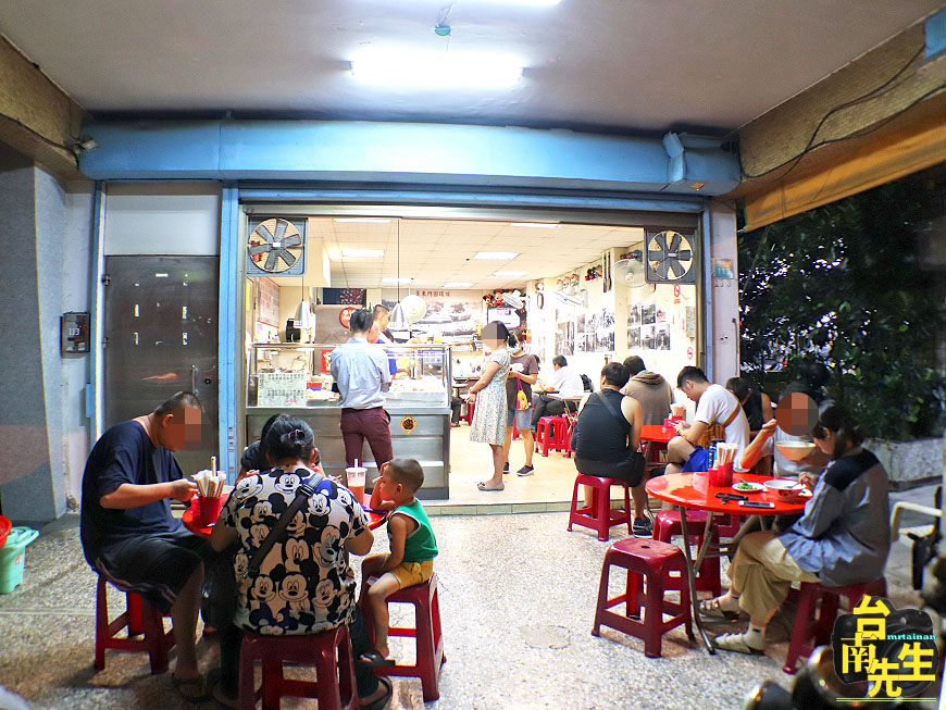 台南香腸熟肉/80多年老店傍晚才營業/當天採買新鮮食材備料/用餐時段必客滿/在地人帶路沒有觀光客/老台南人回憶中的傳統古早味