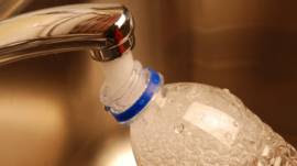 ¿Es seguro reutilizar las botellas de agua?