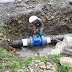 Falla en coyuntura de macro medidor provoca fuga de agua