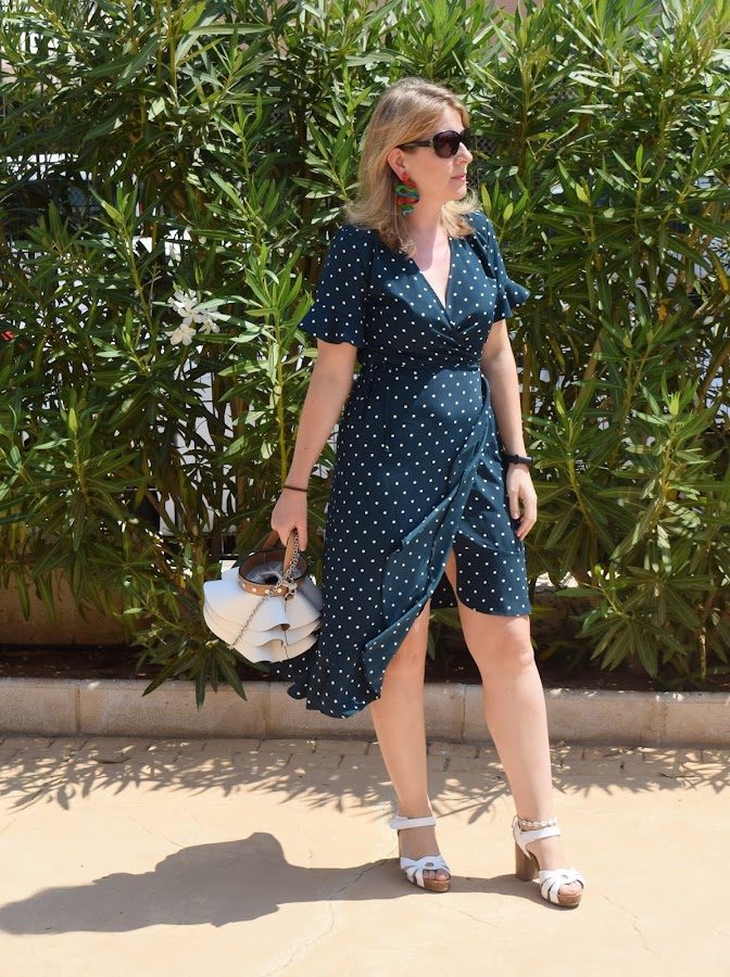 Cómo_combinar_un_vestido_de_lunares_y_volantes