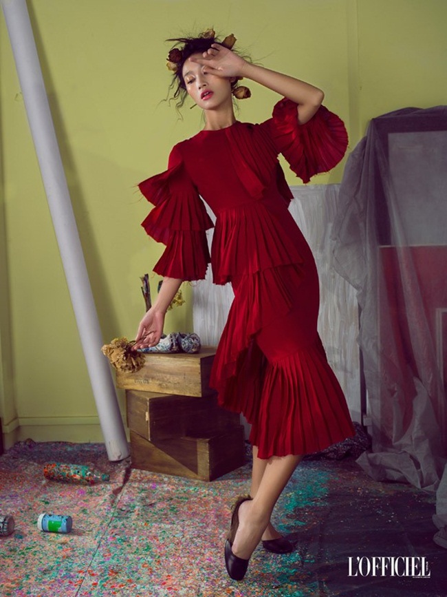 L'Officiel Vietnam August 2015, Trang Khieu Gucci 2015 AW Red Layered Silk Satin Georgette Plisse Ruffle Dress Editorials