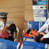 Isang security guard na ama, kasama ang anak sa duty para maalagaan, hinangaan ng mga netizen