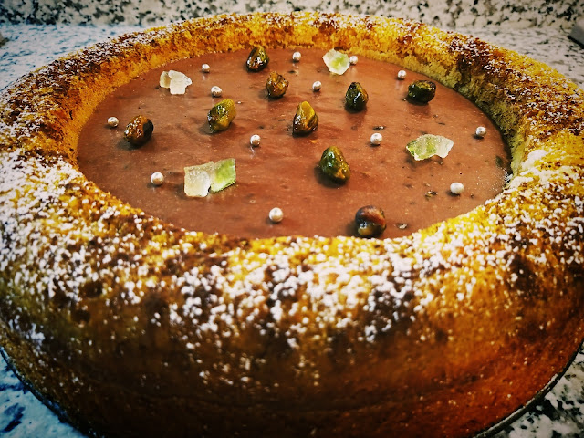 Namelaka cake al cioccolato, cedro e ricotta con pistacchi di Bronte pralinati, pan di Spagna di farine di grano saraceno e di riso alle carote ed arance